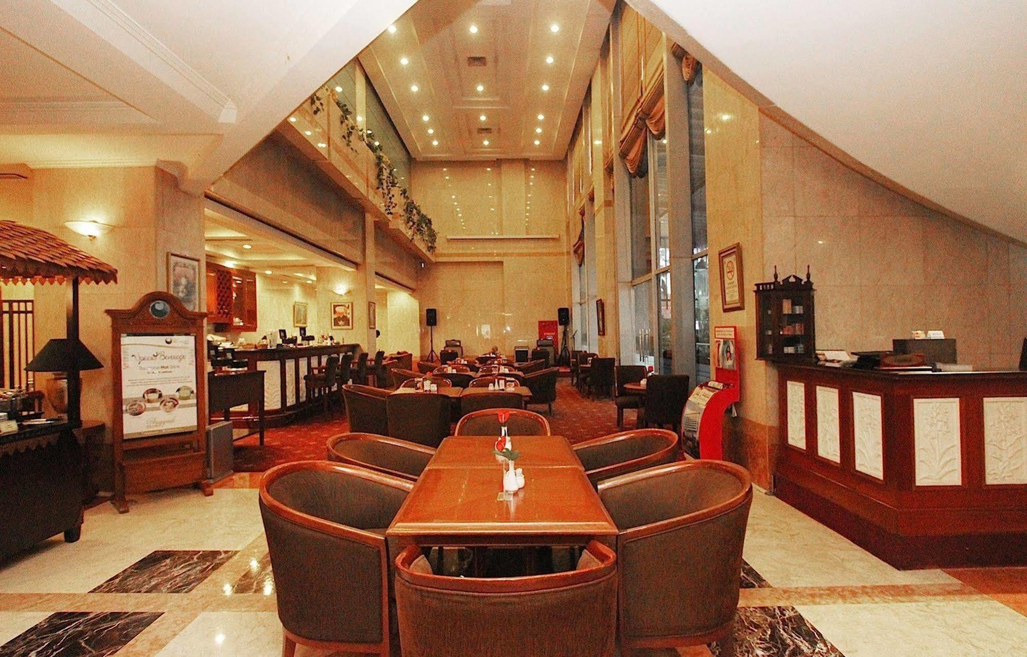 Hotel Bidakara Giacarta Esterno foto