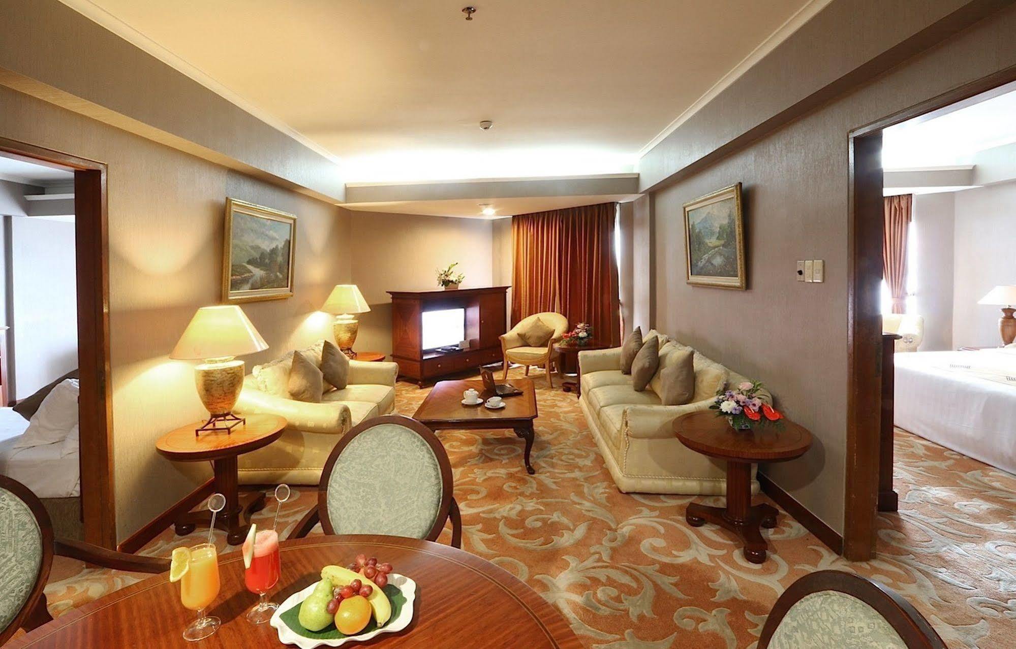 Hotel Bidakara Giacarta Esterno foto